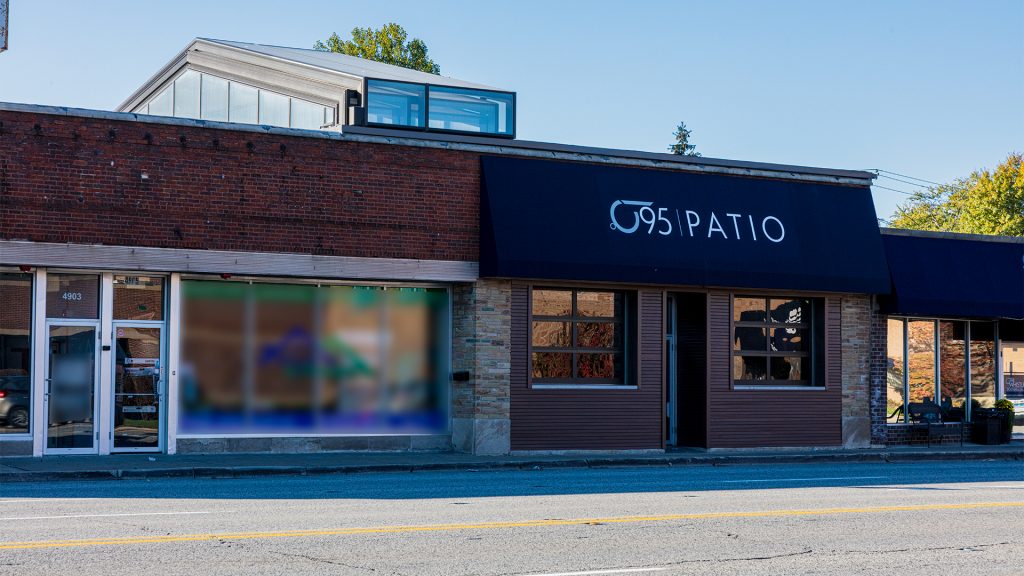 The Whistle Sports Bar & Grill, Oak Lawn, IL - 40' x 28'