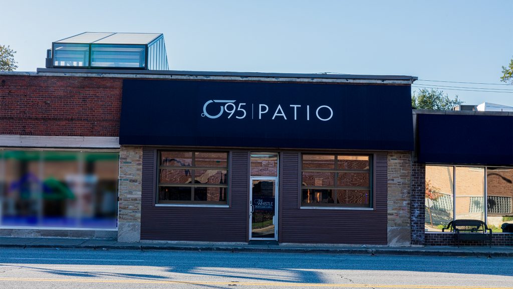 The Whistle Sports Bar & Grill, Oak Lawn, IL - 40' x 28'