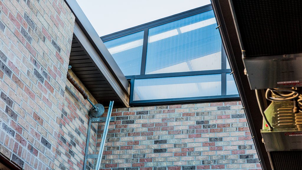 The Whistle Sports Bar & Grill, Oak Lawn, IL - 40' x 28'